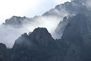 云雾缭绕的壮丽山峰