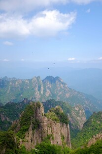 壮丽山景与辽阔蓝天