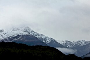 云雾缭绕的壮丽雪山