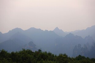 山峦叠翠间的朦胧景致