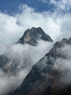 云雾缭绕的巍峨山峰