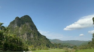 秀丽山峦与蓝天绿树美景