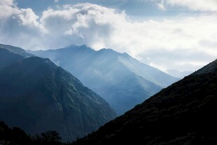 山间云雾缭绕的壮美景色