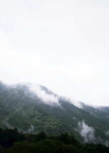 云雾缭绕的青山美景