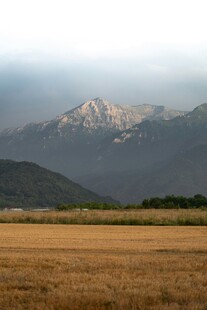 田野尽头的壮丽山峦