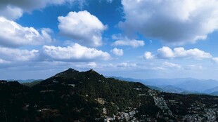 蓝天白云下的山峦美景
