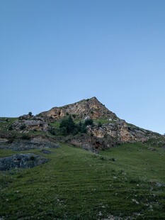青山绿野间的秀丽山峰