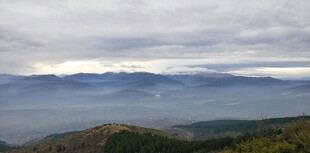 云雾缭绕的山峦美景