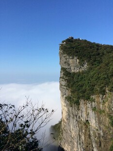悬崖之巅的壮美云海景观