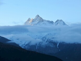 雪山云海壮丽景观