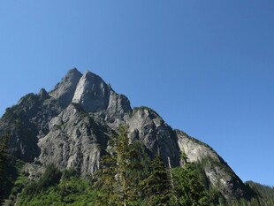 巍峨山峰蓝天相伴