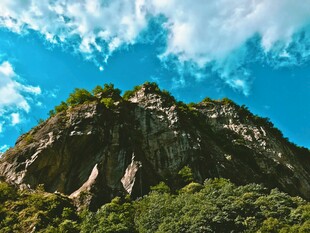 巍峨青山映蓝天