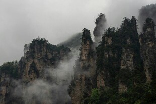 云雾缭绕的壮丽奇峰