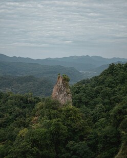 山林间的孤耸岩石