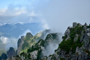 云雾缭绕的壮美山峦