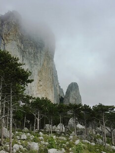 云雾缭绕的山间岩石景观