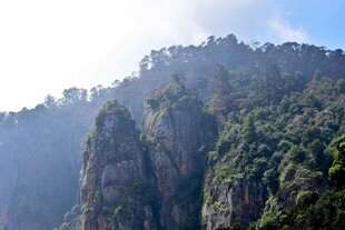 奇峰耸立的壮美山峦