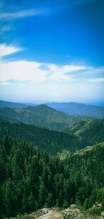 青山翠林间的蓝天美景