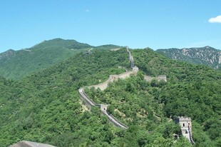 俯瞰蜿蜒于青山间的长城