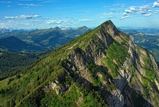 巍峨青山俯瞰壮丽景致