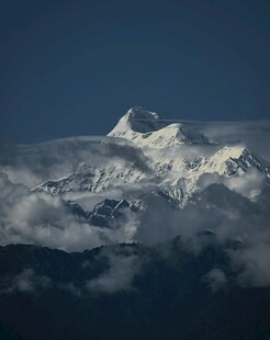 巍峨雪山穿云海