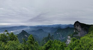 壮美山峦间的葱郁景致