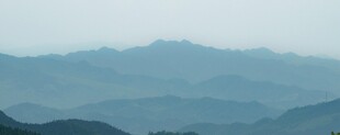 远山层叠美景