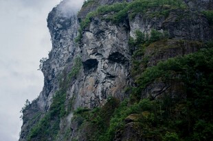 悬崖峭壁上的神秘洞穴