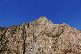 巍峨山峰