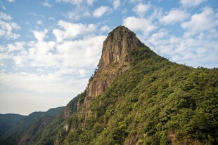 巍峨青山
