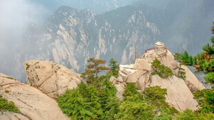 巍峨山峦间的绿意景致