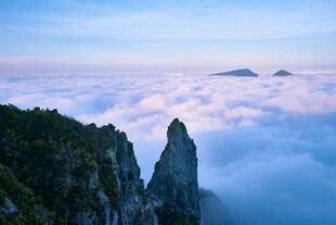 云海中的峻峭山峰