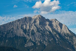 巍峨高山映蓝天
