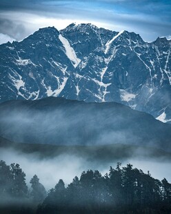云雾缭绕的壮丽雪山景观