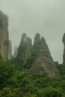 云雾缭绕的奇特山峰景观