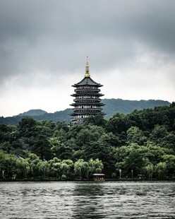 西湖畔的雷峰塔