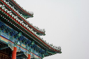 中式古建筑屋檐一角