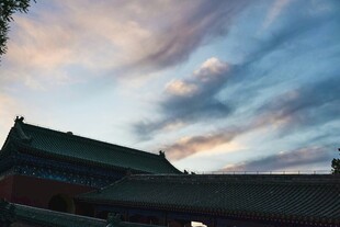 古建上空的绚丽云霞