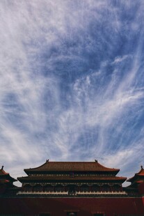 蓝天白云下的故宫建筑