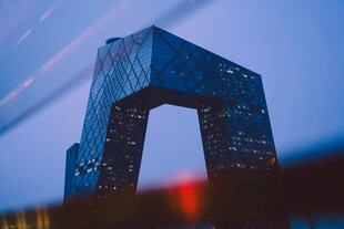 夜幕下的央视大楼