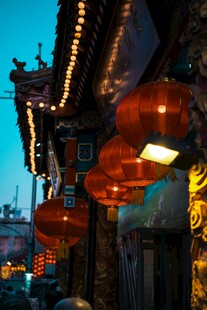 古建屋檐下的红灯笼