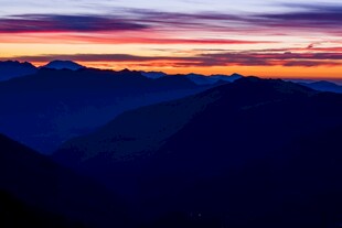壮丽山间日落美景