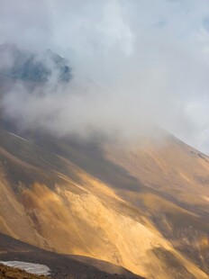 云雾缭绕的壮丽山峦