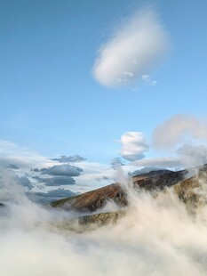 云海中的山峦美景