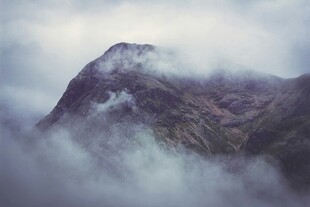 云雾缭绕中的巍峨山峰