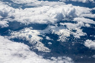 高空俯瞰雪山云海美景