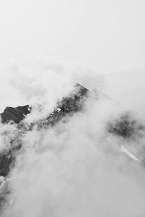 云雾缭绕的山峦美景