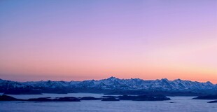 雪山日出美景