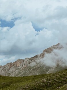 云雾缭绕的壮丽山峰