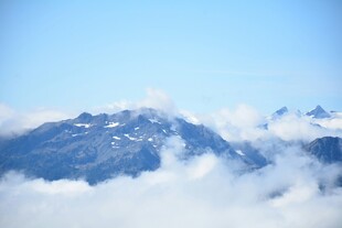 云海之上的壮丽雪山